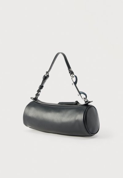 Μαύρο κυλινδρικό δερμάτινο τσάντα με ρυθμιζόμενο λουρί και ασημένιες μεταλλικές λεπτομέρειες σε απλό φωτεινό φόντο.