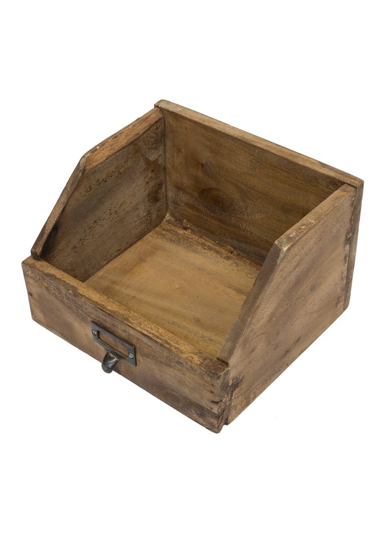 Offene Holzlagerbox mit schrägen Seiten, quadratischem Boden und Metallgriff an der Vorderseite.