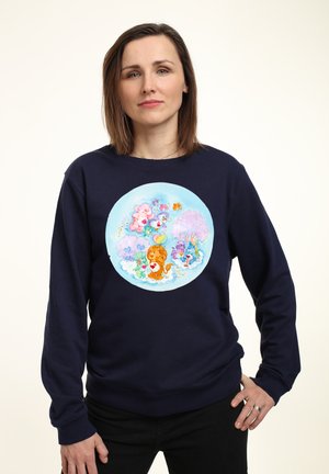 Marineblå sweatshirt med et farverigt cirkulært tegneserieprint af dyr og træer. Blødt stof, rund halsudskæring, afslappet pasform.