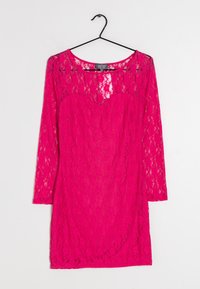 Robe en dentelle fuchsia à manches longues, avec un décolleté arrondi et une silhouette ajustée. La dentelle présente un motif floral et une texture lisse.
