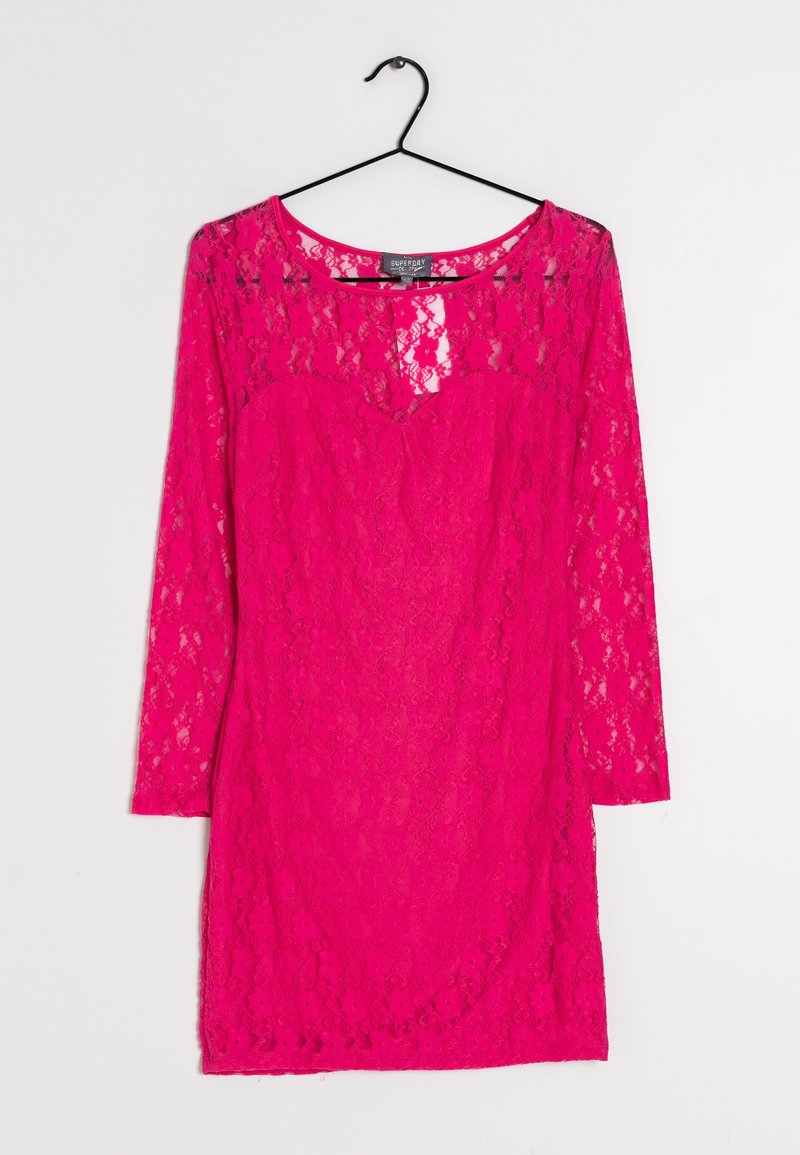 Robe en dentelle fuchsia à manches longues, avec un décolleté arrondi et une silhouette ajustée. La dentelle présente un motif floral et une texture lisse.