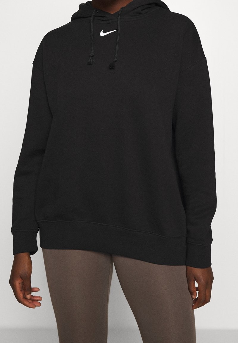 Svart huva sweatshirt tillverkad av mjukt tyg. Funktioner en vit Nike-logotyp på bröstet och justerbara dragsnören i huvan.