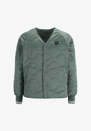 Pūšanas zaļa mīksta jaka ar V veida kakla izgriezumu, spiežamo pogu aizdari, divām sānu kabatām un svītrotiem ribotu piedurknēm. Gluda, maiga tekstūra.