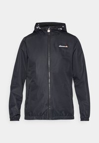 Czarna lekka kurtka z zamkiem błyskawicznym z przodu, regulowanym kapturem ze sznureczkami, elastycznymi mankietami oraz logo po lewej górnej stronie.