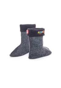 Szare filcowe botki z czarnym dzianinowym mankietem. Zawierają kolorowe logo "scandi" na mankiecie. Zakończone spiczasto, z teksturowaną podeszwą.
