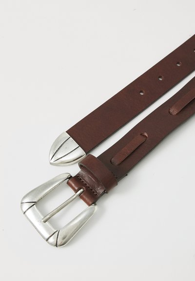 Bruine leren riem met een zilveren metalen gesp, met een rechthoekige vorm, puntige tip en meerdere gaatjes voor maatregeling.
