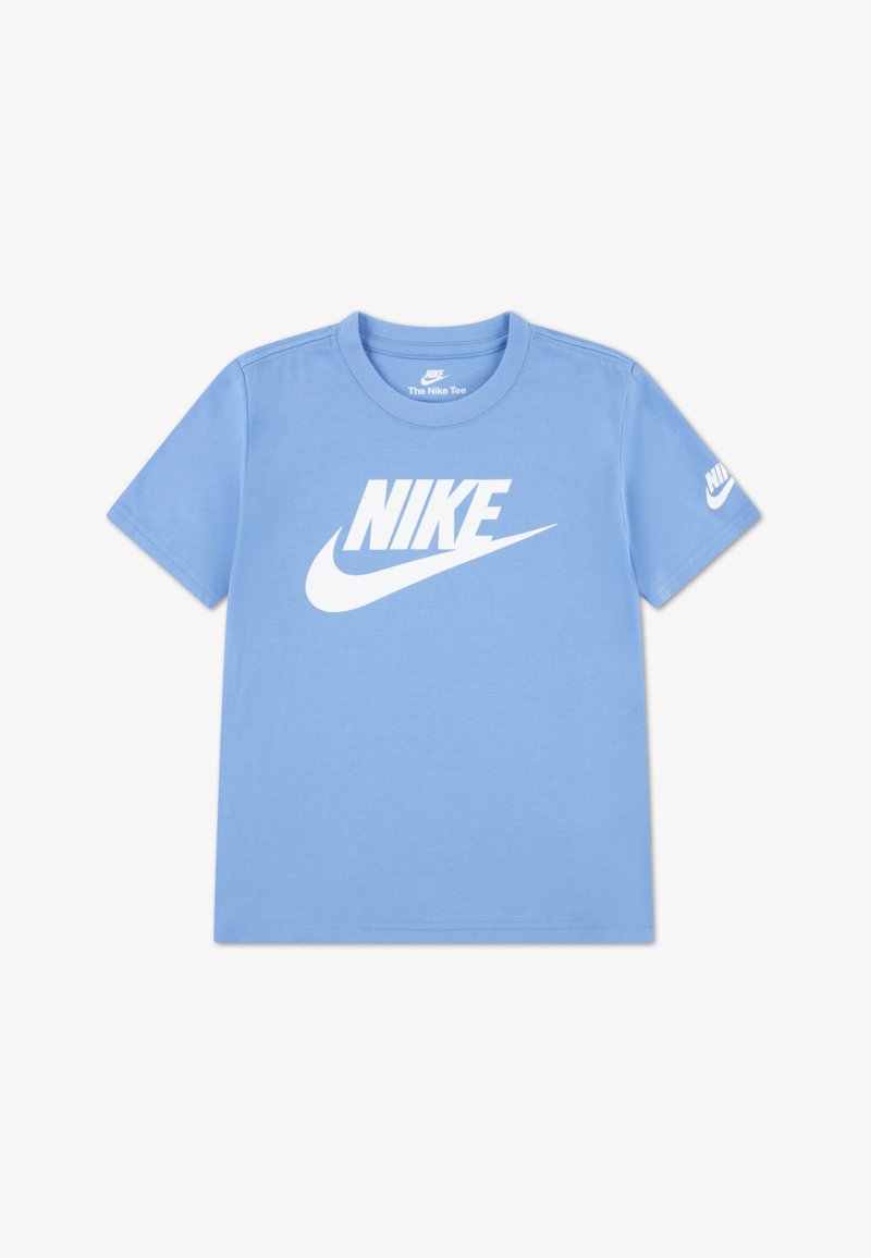 T-shirt bleu clair à manches courtes en coton, avec un grand logo blanc "NIKE" sur le devant et un logo plus petit sur la manche droite.
