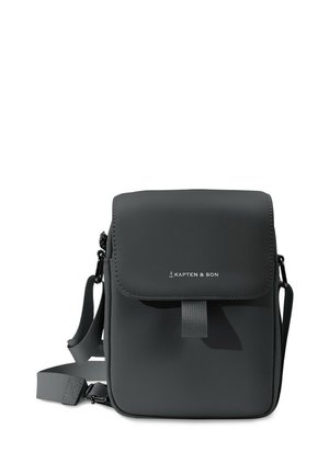 Bolso bandolera negro hecho de tela suave, con cierre de solapa, correa ajustable, logotipo sencillo y forma rectangular sin patrones visibles.