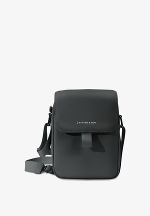 Schwarze Umhängetasche aus glattem Stoff, mit einer Klappenverschlus, verstellbarem Riemen, schlichten Logo und rechteckiger Form ohne sichtbare Muster.