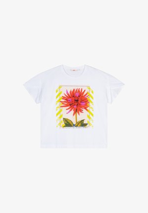 Wit katoenen T-shirt met een kleurrijke bloemenprint met rode en roze bloemblaadjes, groene bladeren en gele gestreepte accenten.
