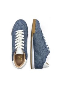 Denim sneakers met witte veters, gevoerde kraag en rubberen zool. Heeft een bovenkant van blauwe denim en contrasterende witte hielaccenten.