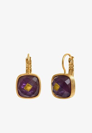 Boucles d'oreilles dorées avec des pierres violettes taillées en carré, présentant des accents dorés au centre et des bords texturés sur le cadre en métal.