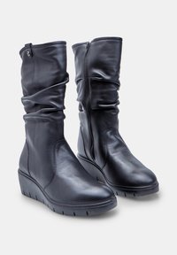 Fekete, félmagas szárú bőr csizmák, wedge talppal, a jobb csizmán oldalsó cipzárral, a bal csizma szárán pedig gombdíszítéssel.