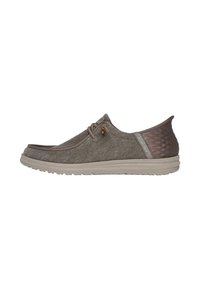 Zapato de tela gris con un diseño cómodo, que presenta un trasero texturizado y una suela de goma ligera en contraste. Cordones con detalles en bronce.