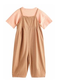 Salopette à carreaux beige et blanche avec des bretelles ajustables, associée à un t-shirt rose à manches courtes. Tissu doux et coupe décontractée.