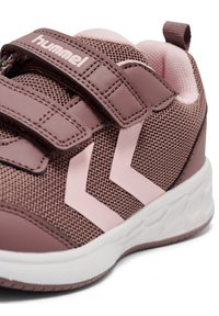 Bordeauxkleurige sportschoen met een bovenwerk van mesh, roze accenten en dubbele klittenbandsluitingen. Kenmerkt zich door een witte zool met een gestructureerd patroon en contrasterende strepen.