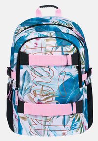 Batoh s květinovým vzorem v převážně růžové a modré barevné kombinaci. Obsahuje černé akcenty, růžové popruhy a více zipových kapes.