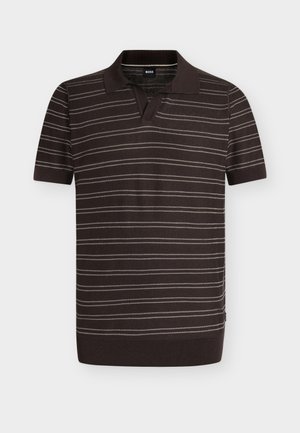 Polo marron foncé à manches courtes avec fines rayures horizontales blanches et col, poignets et ourlet côtelés, marqué "BOSS" à l'intérieur du col.