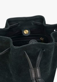 Schwarze Wildleder-Bucket-Bag mit Innenfutter, Zugverschluss, Lederakzenten und einer kleinen Reißverschlusstasche. Mit goldenen Hardware-Elementen.