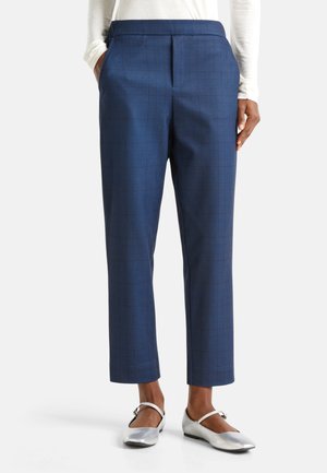 - Spodnie materiałowe