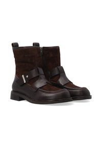 Brązowe zamszowe i skórzane botki za kostkę z bocznym zamkiem, z akcentem w postaci paska oraz płaską podeszwą. Teksturowane powierzchnie i kontrastowe materiały.