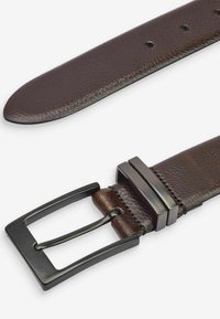 Cinturón de cuero marrón con una textura suave, que presenta una hebilla rectangular de metal negro y múltiples agujeros para el ajuste.