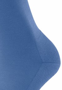 Calzino blu con una texture liscia e un design a coste, dotato di sezioni rinforzate nel tallone e nella punta per garantire durata.