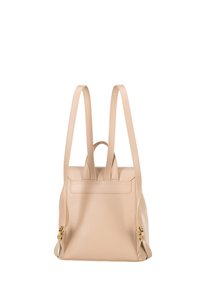 Zaino in pelle beige con due lunghe cinghie, una maniglia superiore, superficie testurizzata e dettagli in hardware dorato.
