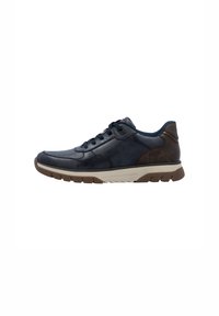 Zapatilla de cuero con un empeine azul marino oscuro y acentos marrones, que cuenta con una suela de goma beige, puntera redonda y diseño de cordones. Superficie texturizada.