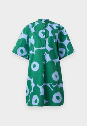 Lahtine lühikeste varrukatega kleit rohelise ja helerohelise suure lillemustriga, mandariinkaelusega ja nööpide eest, ühtlasel taustal.