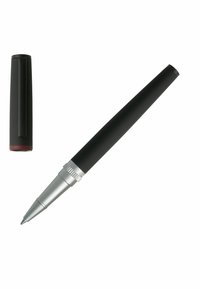 Sort pen med en strømlinet, mat finish, sølv metal accenter og tekstureret greb. Udstyret med en aftagelig hætte og en fin spids.
