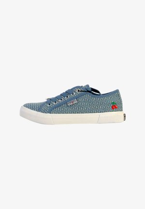 Blaue gewebte Sneaker mit weißer Gummisohle, die kreisförmige Muster und ein kleines gesticktes Kirschdetail an der Seite aufweisen.