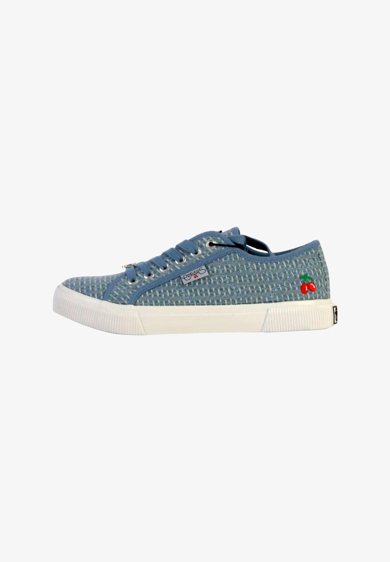 Sneakers blu in tessuto intrecciato con suola in gomma bianca, caratterizzati da motivi circolari e un piccolo ricamo di ciliegia sul lato.