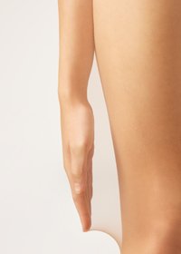 Gennemsigtig benbeklædning i nude, med en glat og let tekstur. Designet klæber blidt til benet og fremhæver en naturlig hudtone.