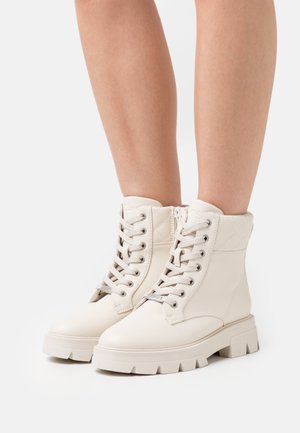 s.Oliver Plateaustiefelette - off-white