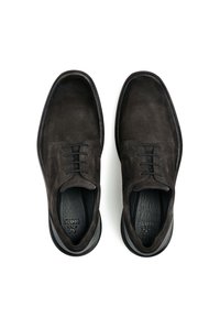 Ciemnoszare zamszowe buty na formalne okazje z gładką skórzaną podszewką, z zaokrąglonym noskiem, wiązanym fasonem oraz kontrastującą czarną gumową podeszwą.