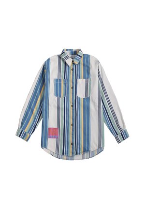 Chemise à rayures avec des couleurs bleue, jaune et blanche, deux poches poitrine, et un logo en patch rose sur le bas à gauche.