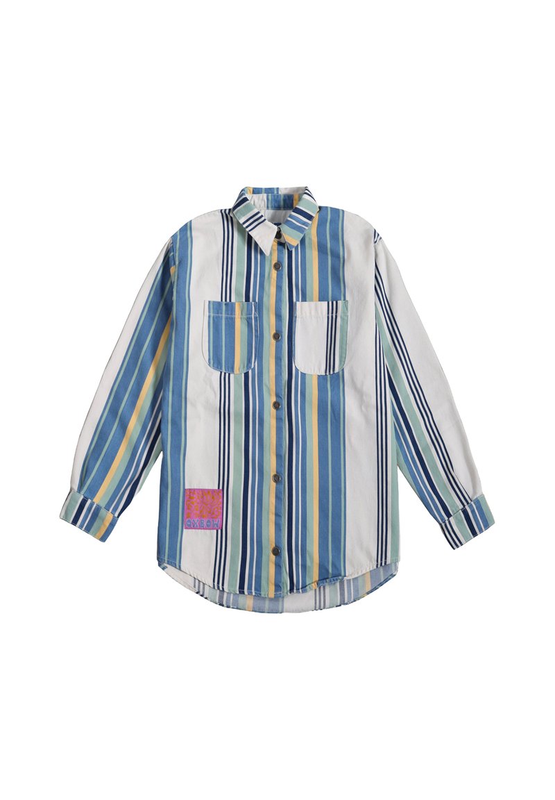 Chemise à rayures avec des couleurs bleue, jaune et blanche, deux poches poitrine, et un logo en patch rose sur le bas à gauche.