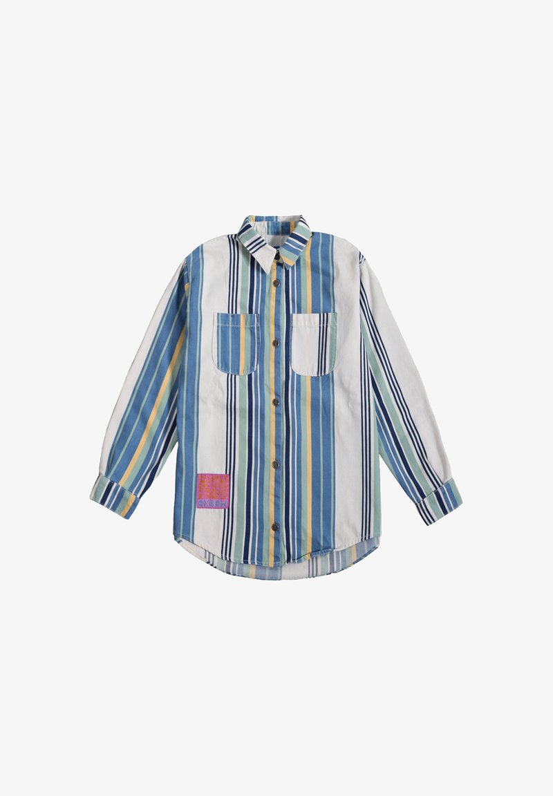 Chemise à rayures avec des couleurs bleue, jaune et blanche, deux poches poitrine, et un logo en patch rose sur le bas à gauche.
