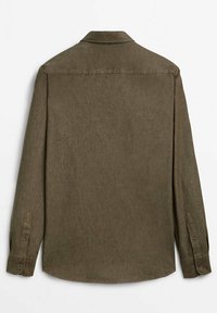 Chemise décontractée à manches longues, de couleur vert olive, avec poignets boutonnés, vue de dos sur un fond blanc uni.
