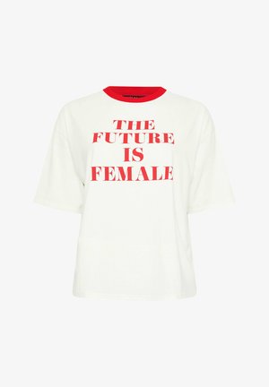 T-shirt bianca a maniche corte con colletto rosso e testo rosso audace "THE FUTURE IS FEMALE" centrato nella parte frontale.
