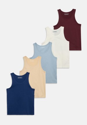 Cinque canotte senza maniche in blu navy, beige, azzurro chiaro, bianco e bordeaux, disposte diagonalmente su uno sfondo bianco.