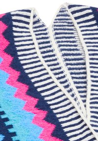 Strickponcho mit gestreiften Mustern in Marineblau und Weiß, verziert mit leuchtend pinken und blauen Zickzacklinien. Weiche Textur mit V-Ausschnitt.