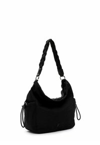 Zwarte stoffen handtas met een gevlochten schouderband, slonzige vorm en zilveren hardware. Bevat zijtrekkoorden en een opvallend logo aan de voorkant.