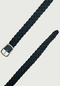 Cintura in pelle intrecciata blu marina con fibbia in metallo argentato e punta liscia. La cintura presenta un design intrecciato testurizzato.
