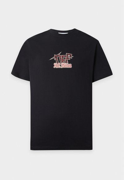 T-shirt noir à manches courtes avec texte graphique "OFF AC Milan" en police gras et stylisée centré sur la poitrine.