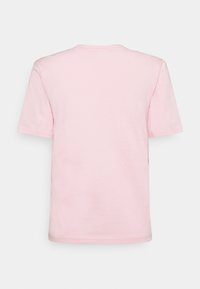 Světle růžové bavlněné tričko s kulatým výstřihem a krátkými rukávy. Hladká textura, jednoduchý design, žádné vzory ani akcenty, zobrazena zadní strana.