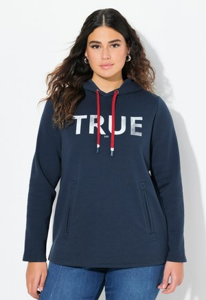 Marineblauwe hoodie met "TRUE" in zilver bedrukt. Inclusief rode trekkoorden en zijzakken. De stof is glad en heeft een comfortabele pasvorm.