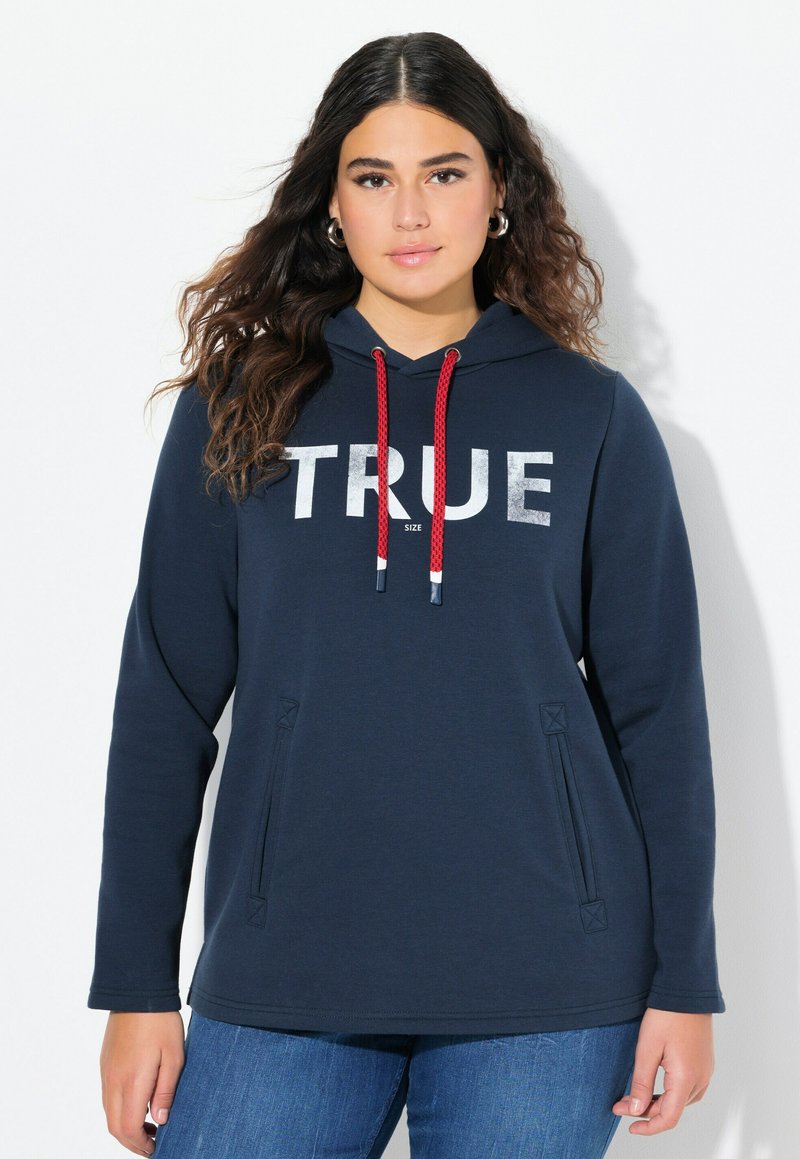 Marineblauwe hoodie met "TRUE" in zilver bedrukt. Inclusief rode trekkoorden en zijzakken. De stof is glad en heeft een comfortabele pasvorm.