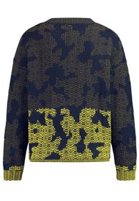Maglione a maniche lunghe lavorato a maglia con un motivo camouflage blu navy e oliva, e dettagli camouflage giallo brillante sul fondo e sui polsini delle maniche.
